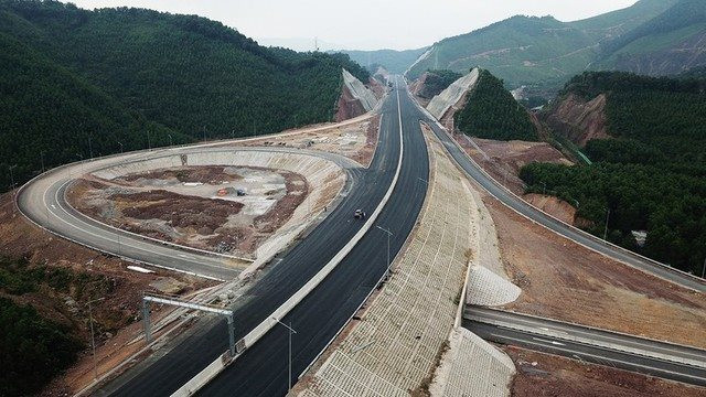 Đẩy nhanh nghiên cứu, triển khai đầu tư nâng cấp các tuyến đường bộ cao tốc đang khai thác, đầu tư theo quy mô phân kỳ