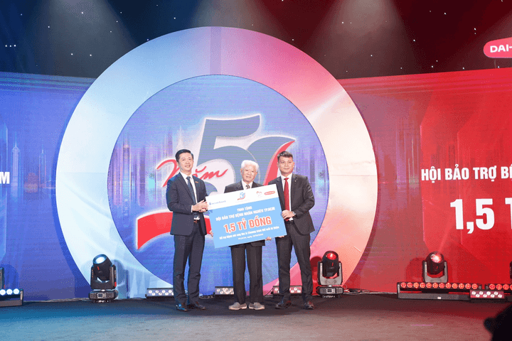 Sacombank và Dai-ichi Life Việt Nam hỗ trợ mổ mắt miễn phí cho bệnh nhân nghèo