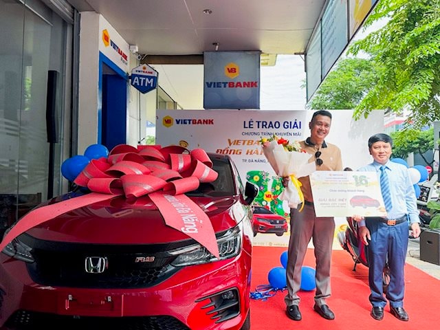 Vietbank trao thưởng ô tô, xe máy SH cho khách hàng
