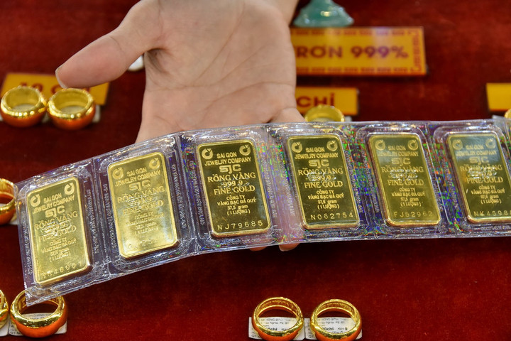Thị trường vàng ngập sắc xanh, vàng miếng tiến gần đến vùng giá 80 triệu đồng/lượng