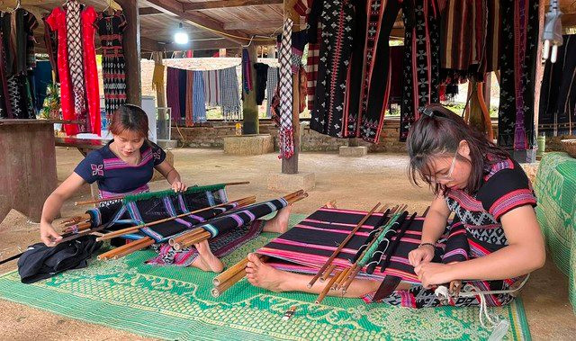 Tháng 7 khám phá “Sắc màu thổ cẩm” tại Làng Văn hóa - Du lịch các dân tộc Việt Nam
