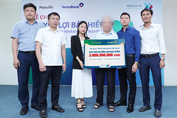 Manulife Việt Nam chi trả 3,6 tỷ đồng quyền lợi bảo hiểm cho khách hàng ở Nghệ An