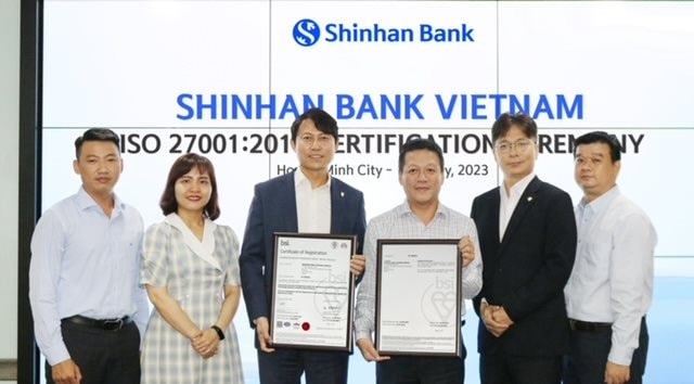 Ngân hàng Shinhan Việt Nam nhận chứng chỉ ISO 27001:2013 về an toàn thông tin từ Viện Tiêu chuẩn Anh
