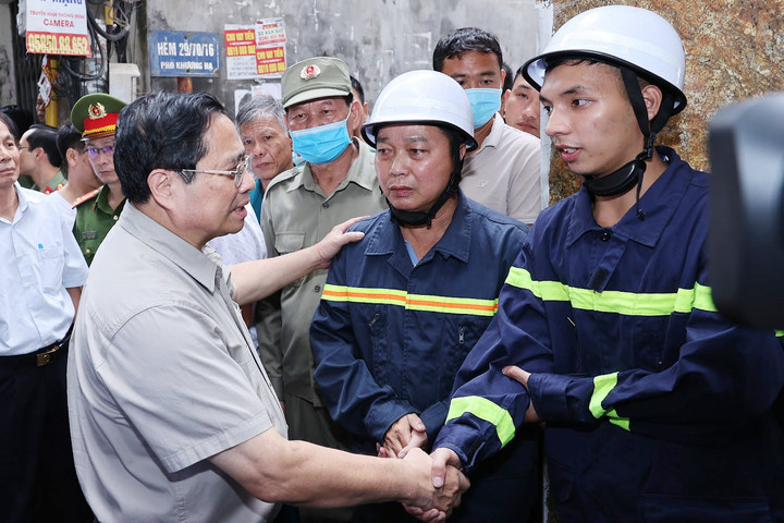 Thủ tướng thị sát hiện trường vụ cháy đặc biệt nghiêm trọng tại Hà Nội