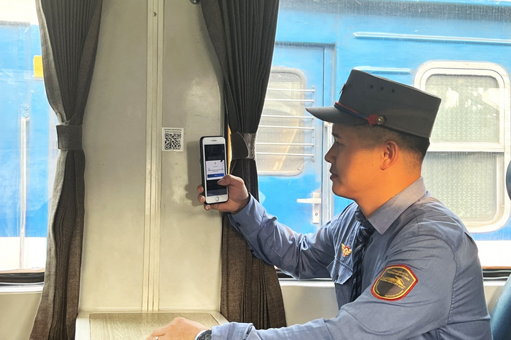 Quét mã QR mua đặc sản địa phương ngay trên tàu