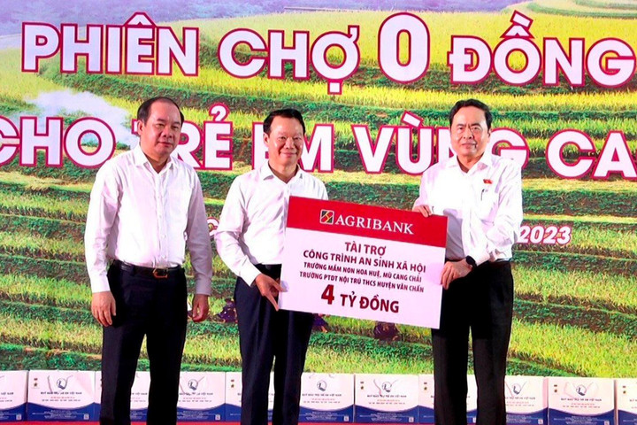 Agribank trao 4 tỷ đồng tài trợ 2 công trình xã hội tại huyện Mù Cang Chai và huyện Văn Chấn, Yên Bái