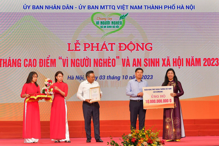 Vietcombank ủng hộ 10 tỷ đồng trong tháng cao điểm ‘Vì người nghèo’ và an sinh xã hội TP. Hà Nội năm 2023