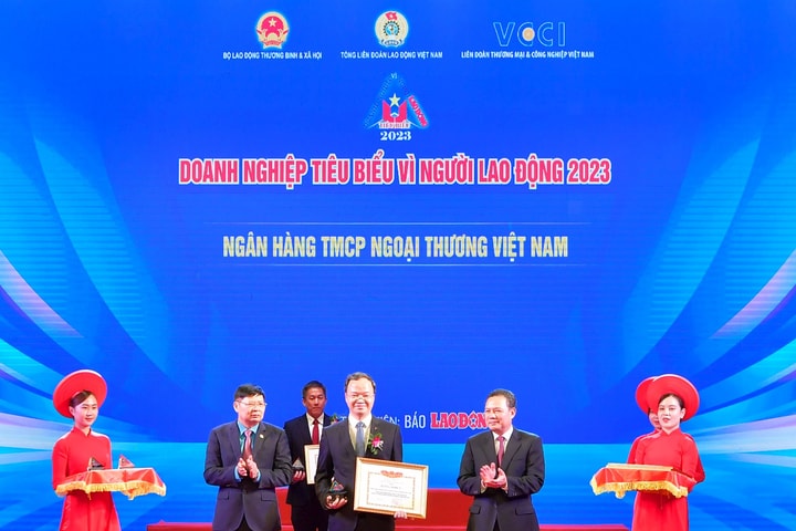 Vietcombank lần thứ tư liên tiếp được Bằng khen “Doanh nghiệp tiêu biểu vì người lao động”