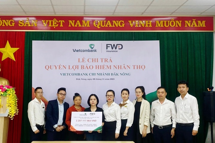 Vietcombank Đăk Nông cùng FWD chi trả quyền lợi bảo hiểm hơn 2 tỷ đồng cho khách hàng