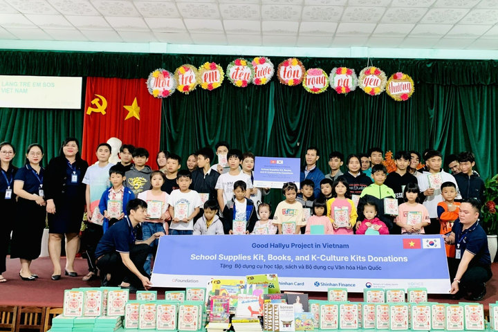 Shinhan Finance trao tặng bộ dụng cụ học tập, sách và bộ dụng cụ văn hóa Hàn quốc cho trẻ em Làng S.O.S Quy Nhơn