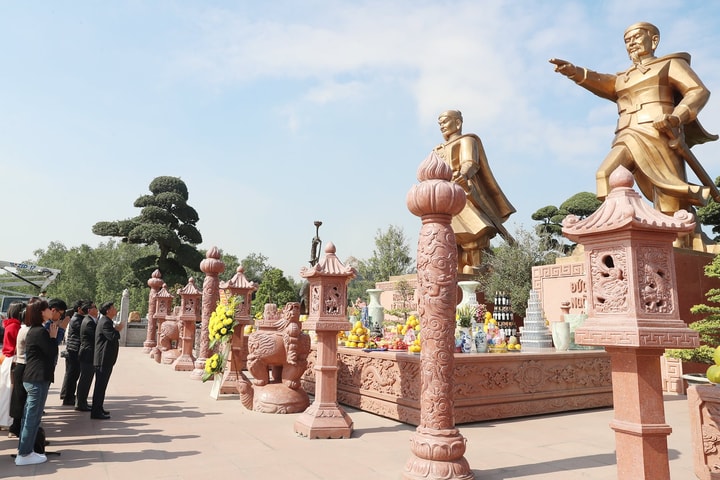Đoàn cán bộ Hiệp hội Ngân hàng về nguồn dâng hương tưởng nhớ các anh hùng dân tộc tại Khu di tích Bạch Đằng Giang