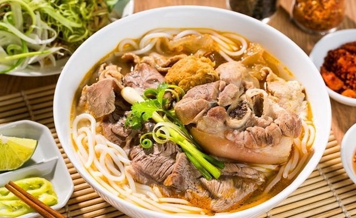 Hương vị Tết Huế qua hai món ăn quen thuộc