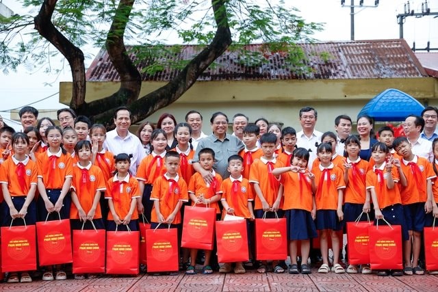 Thủ tướng Phạm Minh Chính thăm, tặng quà tại Trung tâm nuôi dưỡng trẻ khuyết tật Hà Nội