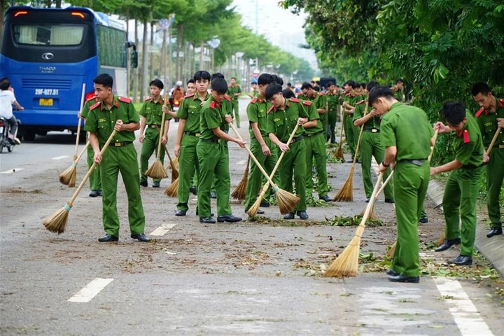 Sinh viên ngành công an hỗ trợ người dân khắc phục hậu quả bão số 3