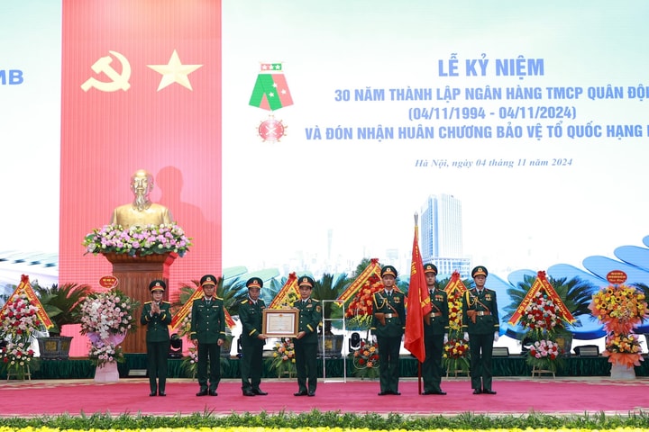 Ngân hàng TMCP Quân đội kỷ niệm 30 năm thành lập, đón nhận Huân chương Bảo vệ Tổ quốc hạng Nhất