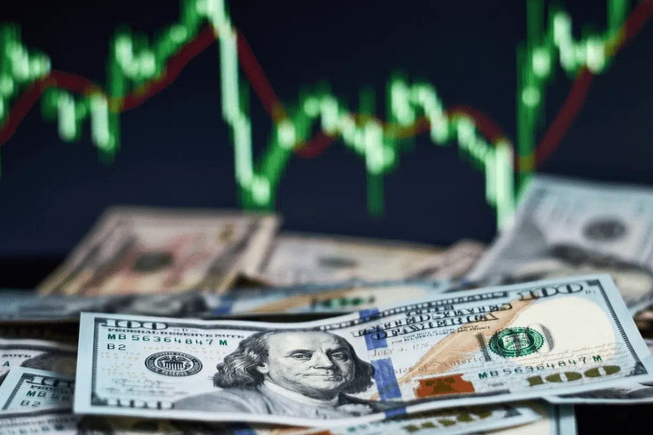 Đồng USD lên mức cao nhất trong vòng 13 tháng, thị trường hàng hóa đỏ lửa