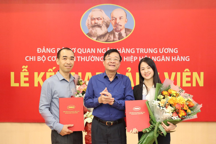 Chi bộ Cơ quan Thường trực Hiệp hội Ngân hàng Việt Nam kết nạp 2 đảng viên mới