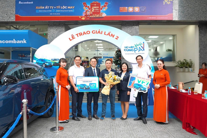 VinFast VF3, VinFast VF7 đến tay khách hàng Sacombank