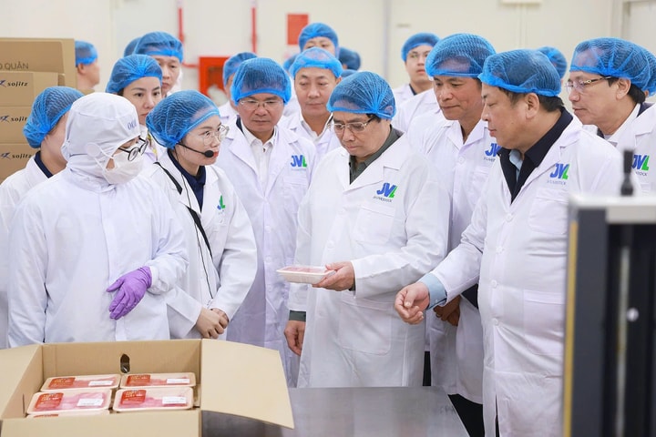 Thủ tướng đến thăm nhà máy thịt bò “nghìn tỷ” được đầu tư bởi Vinamilk và Sojitz Nhật Bản