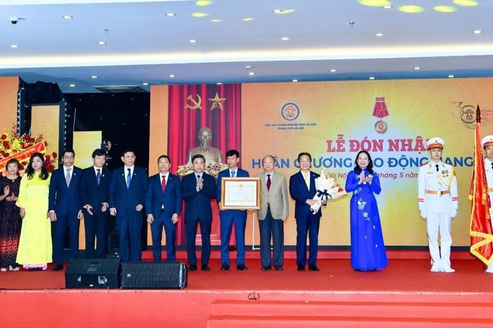 Hiệp hội Doanh nghiệp nhỏ và vừa TP. Hà Nội đón nhận Huân chương Lao động hạng Nhất