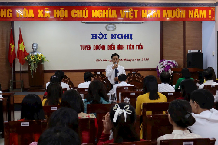 Ngân hàng Nhà nước chi nhánh Khu vực 15 tổ chức Hội nghị tuyên dương điển hình tiên tiến