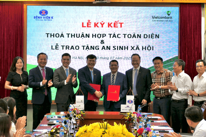 Vietcombank và Bệnh viện K ký kết hợp tác toàn diện, trao tặng 100 máy tính bảng trị giá 1 tỷ đồng phục vụ chuyển đổi số