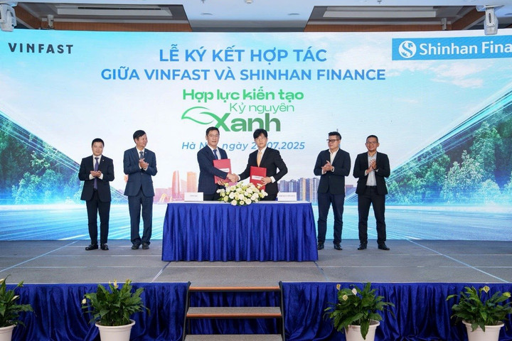 Shinhan Finance ký kết hợp tác cùng VinFast triển khai chiến dịch thúc đẩy chuyển đổi giao thông xanh tại Hà Nội