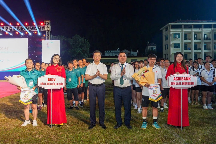 Vận động ủng hộ đồng bào bị ảnh hưởng bởi bão lũ và khai mạc Đại hội thể dục thể thao ngành Ngân hàng Khu vực 3