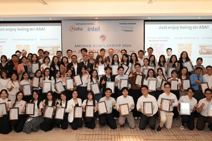 Hiệp hội Thương mại Mỹ tại Việt Nam tặng học bổng cho những sinh viên xuất sắc