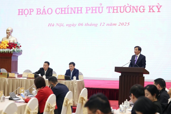 Họp báo Chính phủ tháng 11/2025: Kinh tế – xã hội duy trì đà phục hồi, quyết liệt khắc phục hậu quả bão lũ