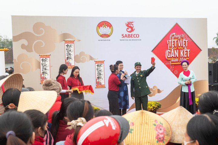 Người dân Nghệ An trải nghiệm văn hóa Tết tại sự kiện cộng đồng “Chung vị Tết Việt - Gắn kết muôn miền”