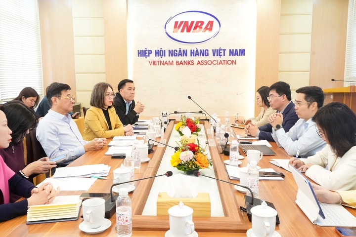 Phó Chủ tịch kiêm Tổng Thư ký Nguyễn Quốc Hùng làm việc với Chủ nhiệm Câu lạc bộ Xử lý nợ