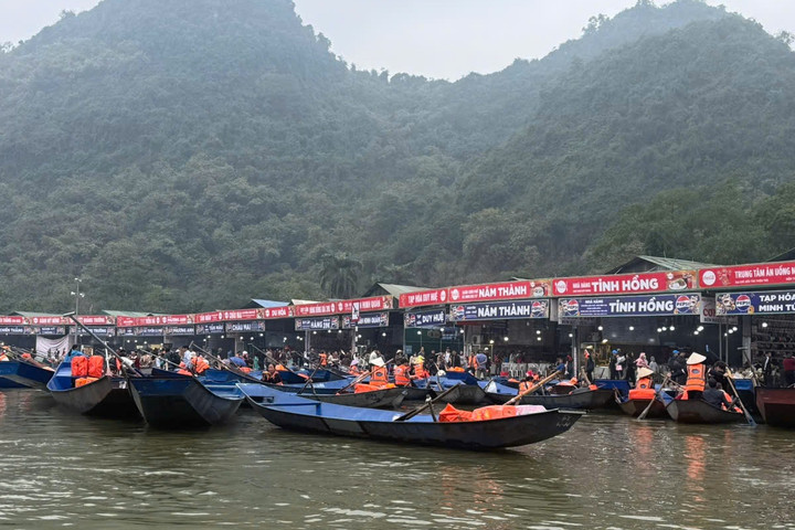 25.000 lượt du khách trẩy hội Chùa Hương 2 ngày đầu năm