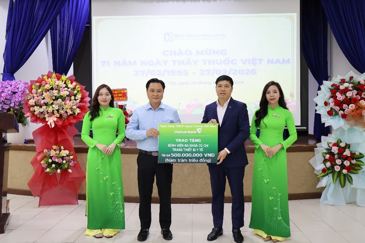 Vietcombank hỗ trợ 1 tỷ đồng thiết bị y tế, trao 200 suất quà tại Hóc Môn và Củ Chi