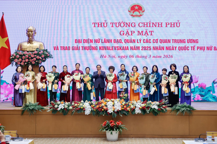 Thủ tướng: Phụ nữ Việt Nam là những người nỗ lực "thêu hoa, dệt gấm" làm nên kỳ tích mới