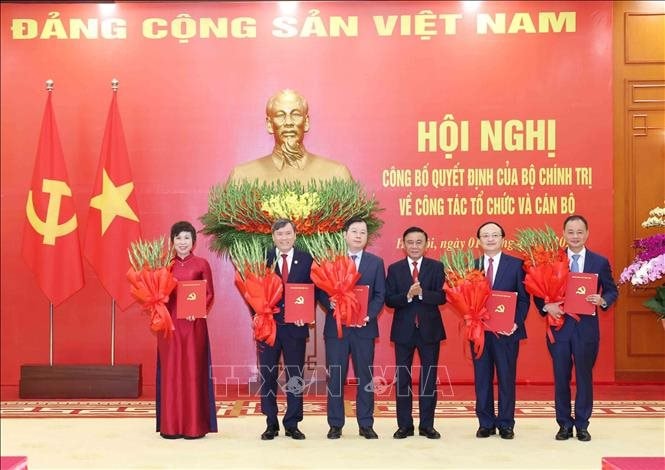 Công bố Quyết định của Bộ Chính trị về công tác tổ chức và cán bộ của 5 cơ quan