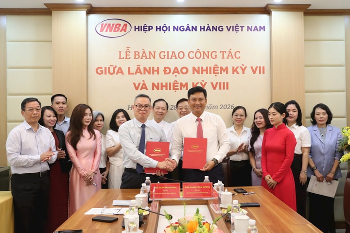 Hiệp hội Ngân hàng Việt Nam bàn giao công tác giữa lãnh đạo nhiệm kỳ VII và nhiệm kỳ VIII