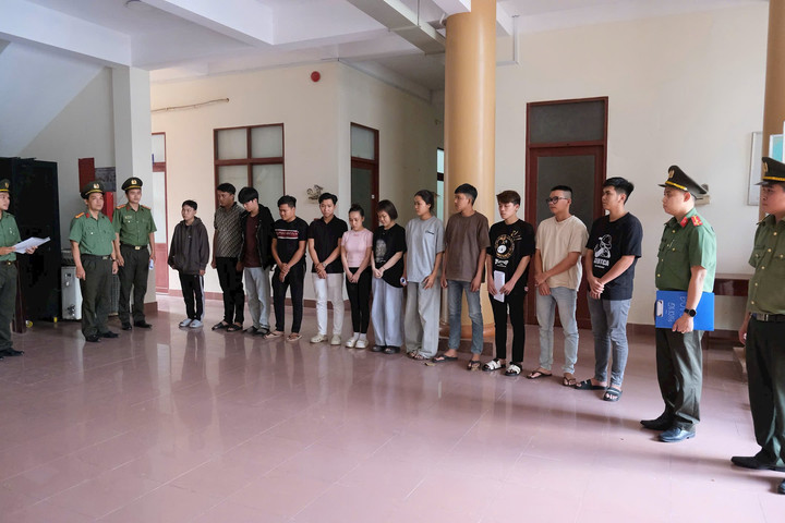 Khởi tố 12 bị can mua bán trái phép tài khoản ngân hàng