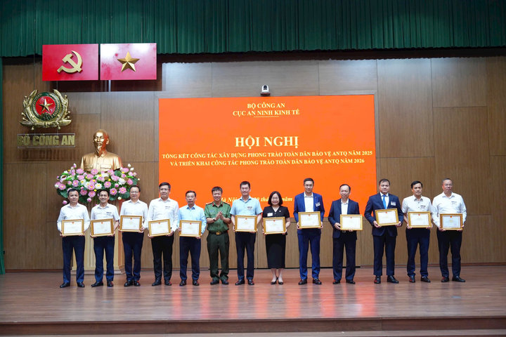 CQTT Hiệp hội Ngân hàng Việt Nam và nhiều hội viên được tặng giấy khen tại Hội nghị tổng kết công tác xây dựng phong trào toàn dân bảo vệ ANTQ