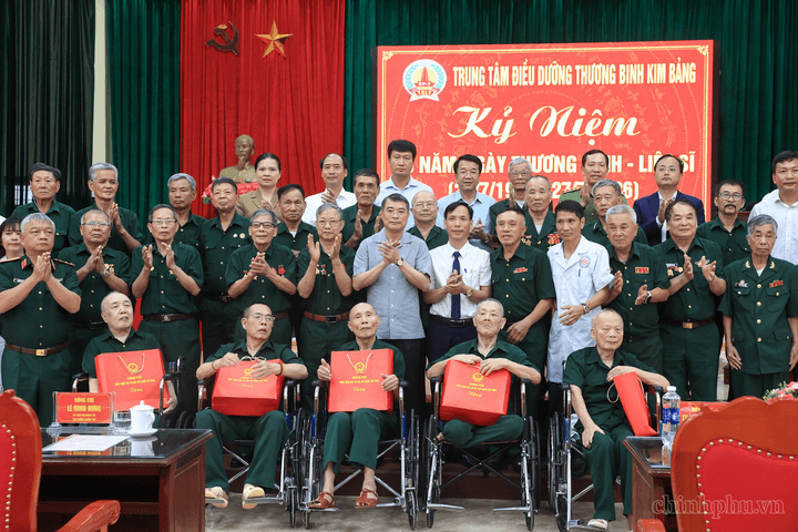 Thủ tướng thăm, tặng quà tại Trung tâm Điều dưỡng thương binh Kim Bảng, tỉnh Ninh Bình