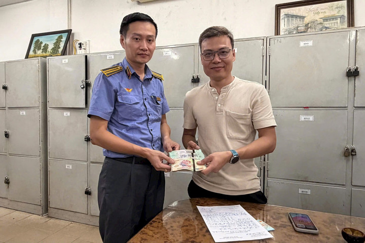Trả lại gần 123 triệu đồng cho hành khách bỏ quên khi xuống tàu