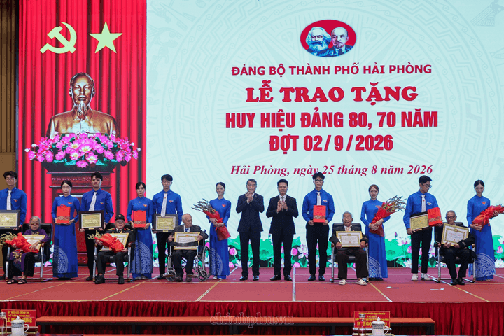 Thủ tướng Lê Minh Hưng trao Huy hiệu Đảng tặng các đảng viên lão thành