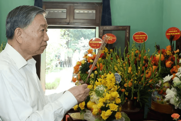 Tổng Bí thư, Chủ tịch nước Tô Lâm dâng hương tưởng nhớ Chủ tịch Hồ Chí Minh