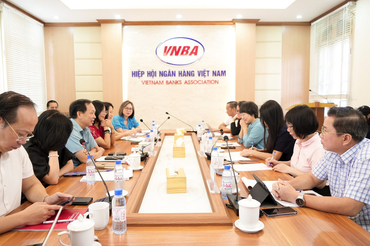 Hiệp hội Ngân hàng Việt Nam và Hiệp hội Công chứng viên Việt Nam trao đổi, góp ý hoàn thiện quy định về công chứng giao dịch đất đai