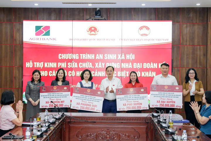 Agribank cùng Đoàn đại biểu Quốc hội TP. Hà Nội trao 1 tỷ đồng hỗ trợ xây dựng Nhà Đại đoàn kết